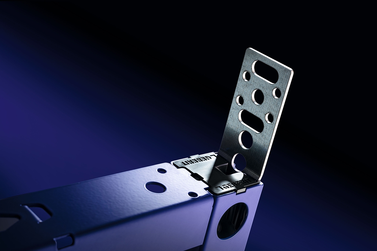 2025_Duofix_pull_out_side_fastening_close_up_beauty_shot