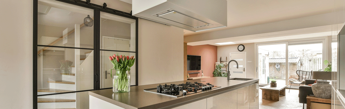 Cuisine contemporaine équipée d’une solution de ventilation Atlantic Hygrogenius assurant une meilleure qualité de l’air intérieur.