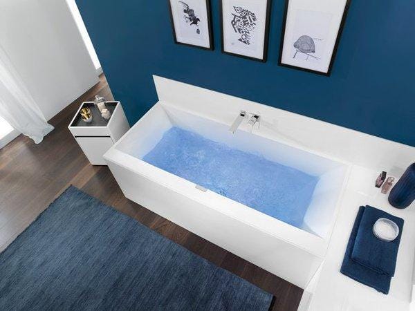 SQUARO EDGE 12 - Baignoire rectangulaire en Quaryk® aux rebords très fin (12 mm) avec trop-plein et bonde intégrée à fleur de la baignoire