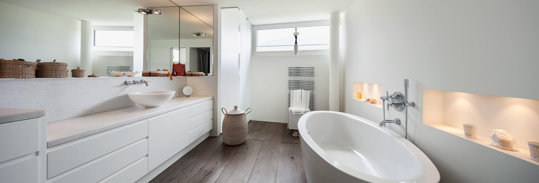 aménager une salle de bains en longueur.