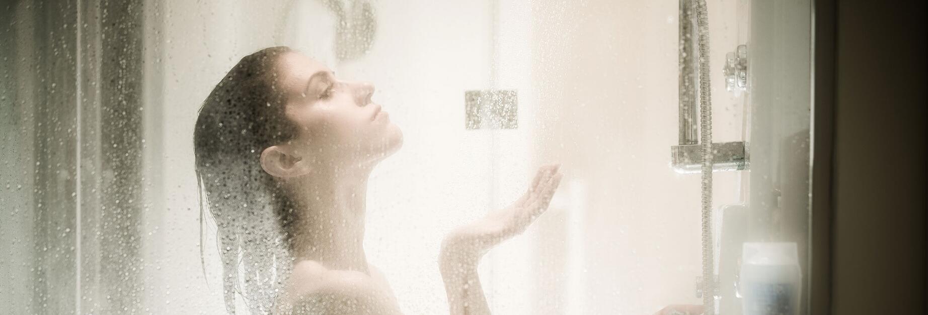 Comment nettoyer et entretenir une paroi de douche