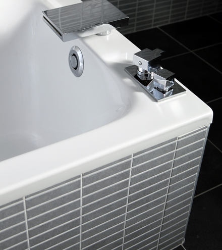 baignoire carrelée grise