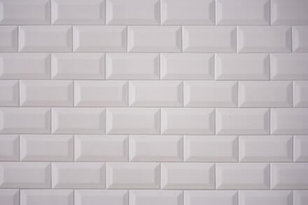 Carrelage métro couleur blanc dans une salle de bains