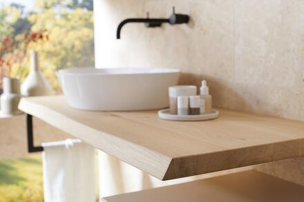 Meuble en bois dans la salle de bains
