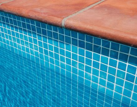 comment entretenir le carrelage de sa piscine