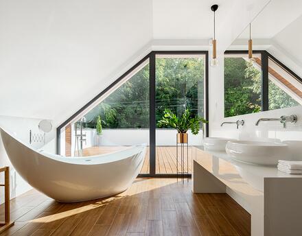 5 astuces pour une salle de bains sous combles