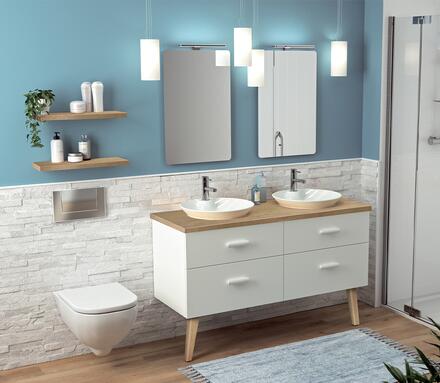 une salle de bains en couleur