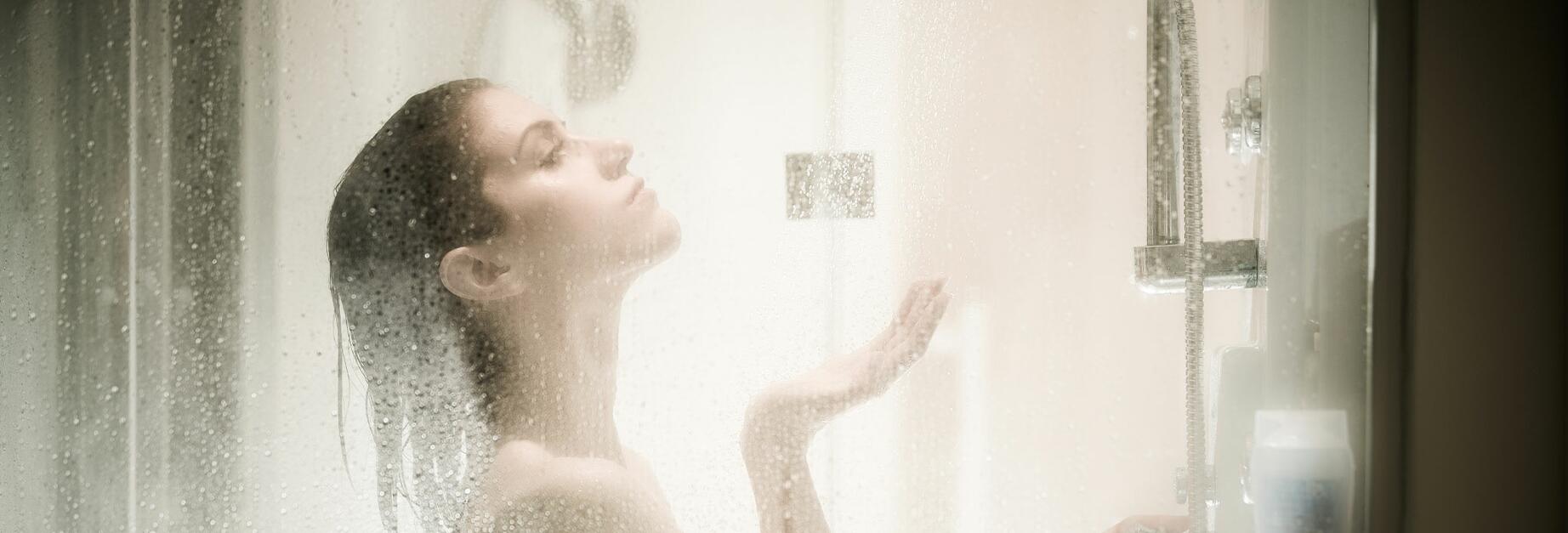 Comment nettoyer et entretenir une paroi de douche 