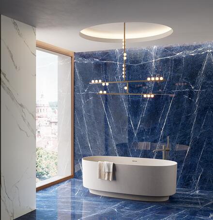 Salle de bains marbre blanc et bleu