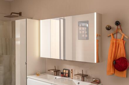 Miroir de salle de bains avec rangement